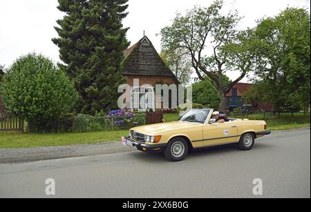 Europa, Deutschland, Niedersachsen, Niederelb Classics, Oldtimer Tour, Mercedes-Benz SL 380 Cabriolet, Jahr 1984, Europa Stockfoto