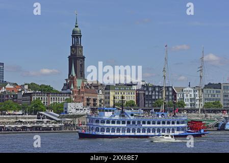 Europa, Deutschland, Hansestadt Hamburg, Elbe, Blick über die Elbe zum Michel, Raddampfer Louisiana Star, Europa Stockfoto