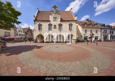 Altes Rathaus vor blauem Himmel mit Kumuluswolken am Marktplatz in Haltern am See, Ruhrgebiet, Recklinghausen, Nordrhein-Westfalen Stockfoto