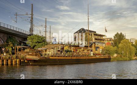 Strandclub und Wohngebäude entlang der Holzmarktstraße in Friedrichshain-Kreuzberg, Blick von der Spree, Berlin, Deutschland, Europa Stockfoto