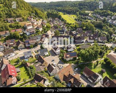 Ein malerisches Dorf mit vielen Häusern, eingebettet in eine grüne, hügelige Landschaft, Gundringen, Nagold, Schwarzwald, Deutschland, Europa Stockfoto