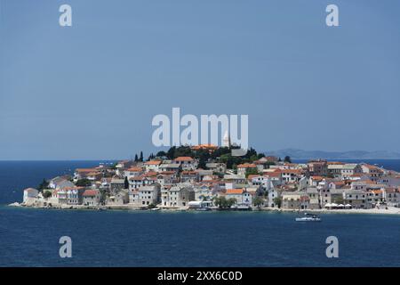 Primosten ist eine Stadt in Kroatien und liegt in Mitteldalmatien zwischen Split und Sibenik an der Adriaküste in Kroatien, Europa Stockfoto