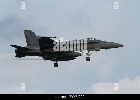 Ein McDonnell Douglas F/A-18C Hornet Kampfjet mit dem US Marine Corps All Weather Fighter Attack Squadron 224 (VMFA(AW)-224), bekannt als die „Bengalen“ Stockfoto