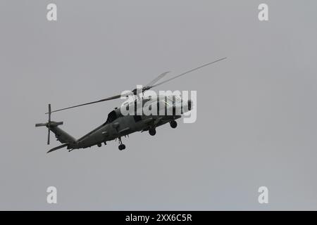 Ein Sikorsky MH-60R Seahawk Hubschrauber mit dem US Navy Helicopter Maritime Strike Squadron Five One (HSM-51) Warlords, der in der Nähe von NAF Atsugi in Japan fliegt Stockfoto