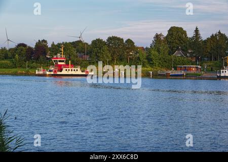 Die Pillau-Kanalfähre am Fährhafen Sehestedt-Sued am Kieler Kanal. Sehestedt, Schleswig-Holstein, Deutschland, Europa Stockfoto