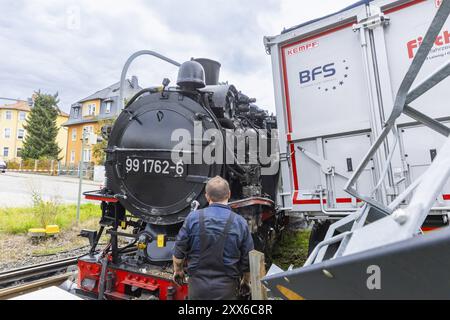 Es kam zu einem schweren Unfall zwischen einem Zug auf der Weisseritztalbahn und einem Lastwagen aus dem Landkreis Mittelsachsen am Bahnübergang ju Stockfoto