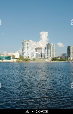 Vertikale Aufnahme mit Blick nach Norden vom Demens Landing Park über hellblaues Wasser bis zur Stadtlandschaft von St. Petersburg, Florida. Segelboote im Yachthafen blau Stockfoto