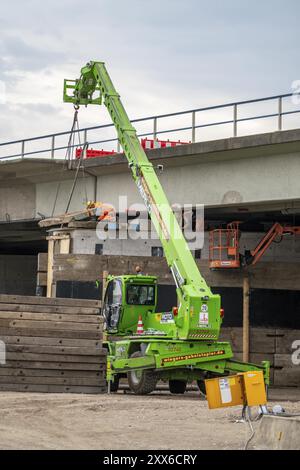 Die Arbeiten an der Autobahnbrücke A40, Schlachthofbrücke, die Brückenpfeiler für die neue Brücke sind bereits vorhanden, sie werden nun mit Holz umgebaut Stockfoto