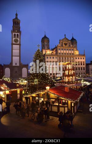 Europa, Deutschland, Bayern, Schwaben, Augsburg, Rathausmarkt, Rathaus, Renaissance, erbaut 1615 bis 1620, Perlachturm, 78 Meter hoch, Abend, Christus Stockfoto