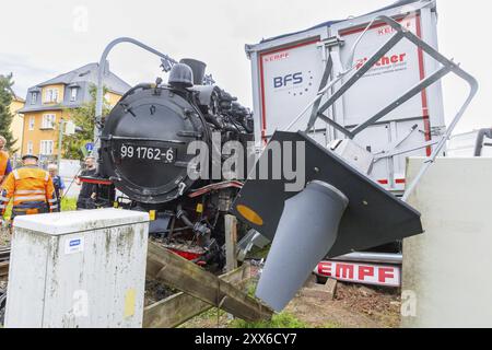 Es kam zu einem schweren Unfall zwischen einem Zug auf der Weisseritztalbahn und einem Lastwagen aus dem Landkreis Mittelsachsen am Bahnübergang ju Stockfoto