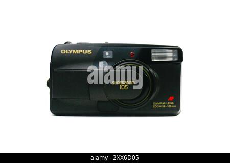 Nahaufnahme analoge Kamera Olympus Superzoom 105 35 mm isoliert auf weißem Hintergrund Stockfoto