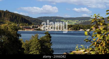 Blick über den Titisee ins Stadtzentrum, Titisee, Titisee-Neustadt, Baden-Württemberg, Schwarzwald, Deutschland, Europa Stockfoto