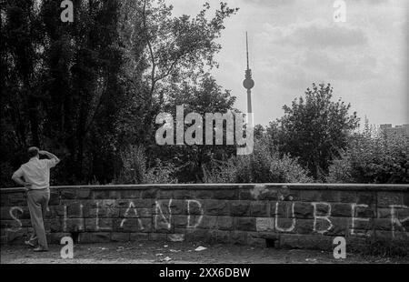 Deutschland, Berlin, 25. Juni 1991, Volkspark Friedrichshain, auf dem Großen Bunkerberg (Mont Klamott), Blick auf den Fernsehturm, Deutschland vor allem els Stockfoto