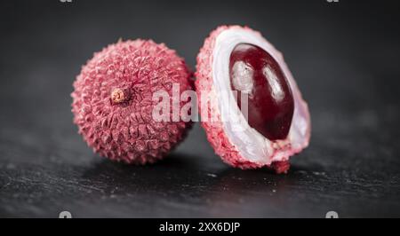 Portion Litschis als detaillierte Nahaufnahme auf einer Schiefertafel Tafel (Tiefenschärfe) Stockfoto