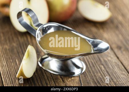 Portion frisch gemacht auf hölzernen Hintergrund Apfelmus (Tiefenschärfe) Stockfoto