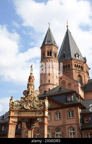 Über den Dächern der Mainzer Altstadt erhebt sich die sechs Türme des Mainzer Doms, die die Höhen darstellen Stockfoto