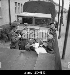 Britische und deutsche Offiziere, die den Waffenstillstand und die Übergabe des Konzentrationslagers Bergen-Belsen negogieren. Im Gegensatz zur mörderisch rasanten Verteidigung und Liquidation anderer Lager wurde Bergen Belsen während eines negoazierten Waffenstillstands übergeben. Obwohl es in Bergen-Belsen keine Gaskammern gab, starben dort schätzungsweise 50.000 Menschen, fast alle an Krankheiten und Vernachlässigung in den letzten Kriegsmonaten. Stockfoto