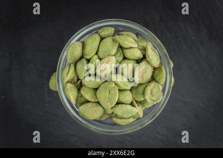 Einige frische Wasabi Peanuts auf einer alten Schieferplatte (selektiver Fokus, Nahaufnahme) Stockfoto