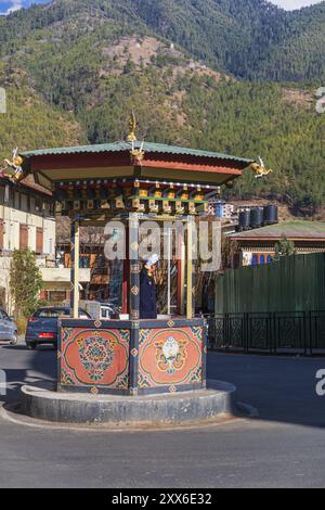 Örtlicher Polizist, der den Verkehr in Thimphu leitet Stockfoto