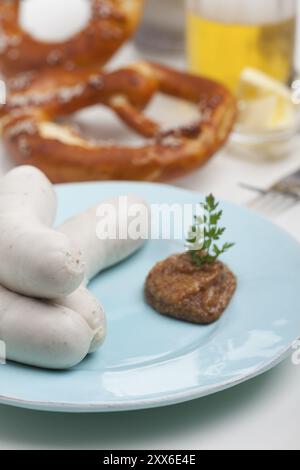 Bayerische Kalbswurst mit Senf Stockfoto