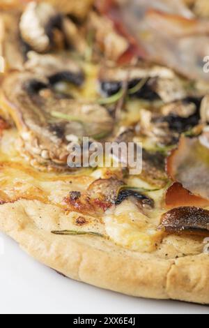 Hausgemachte Pilzpizze im Landhausstil Stockfoto