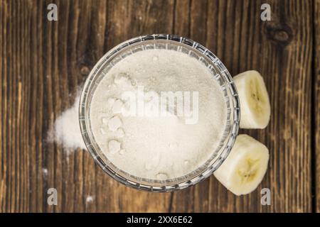 Frisch gemahlene Banane auf einem alten und rustikalen Holztisch, selektiver Fokus, Nahaufnahme Stockfoto