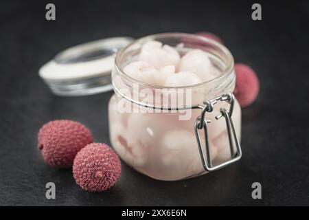 Teil der erhaltenen Lichees als detaillierte Nahaufnahme auf einer Schieferplatte (selektiver Fokus) Stockfoto