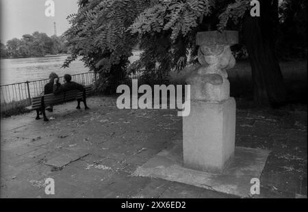 Deutschland, Berlin, 27. Juni 1991, Skulptur am Ufer der Spree, Treptower Park, Paar auf einer Bank, Europa Stockfoto