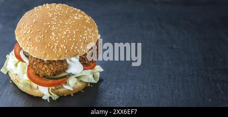 Hausgemachter Falafel Burger auf einer dunklen Schieferplatte (Nahaufnahme, selektiver Fokus) Stockfoto