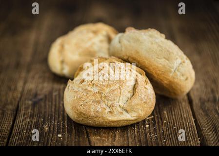Frischen deutschen Brötchen auf einem vintage Hintergrund als detaillierte Nahaufnahme Stockfoto