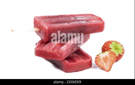 Erdbeer Eis am Stiel isoliert auf weißem Hintergrund (detaillierte Nahaufnahme) Stockfoto