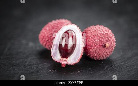 Portion frischer Litschi (Nahaufnahme, selektiver Fokus) Stockfoto