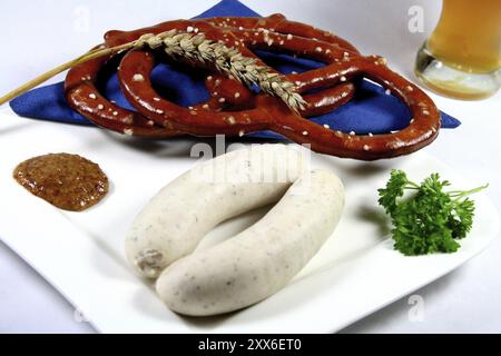 Bayerische Kalbswurst mit Brezeln und süßem Senf Stockfoto