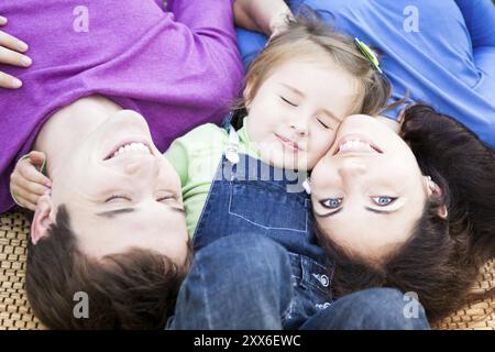 Glückliche Familie Spaß im freien Stockfoto