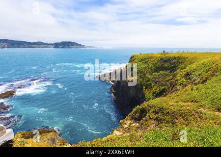 Schöne felsige Küste und aufgewühlten Ozean unter Klippen in der Nähe von Mendocino Bay an sonnigen Tag in Kalifornien. Horizontale Stockfoto