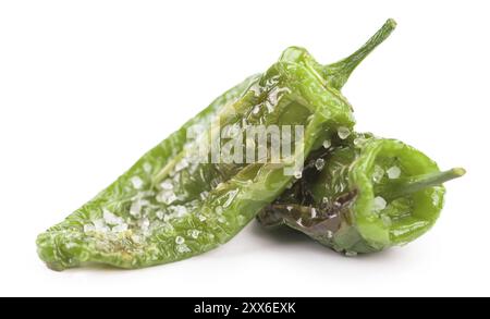 Portion Pimientos de Padron als detaillierte Nahaufnahme auf weißem Hintergrund Stockfoto