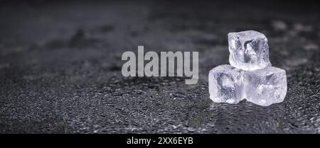 Einige schmelzenden Eiswürfel auf einem Vintage schiefer Tafel (selektive Fokus) Stockfoto