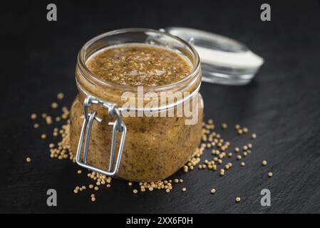 Teil der Senf (süß) als detaillierte Nahaufnahme auf einem Schiefer Tafel (selektive Fokus) Stockfoto