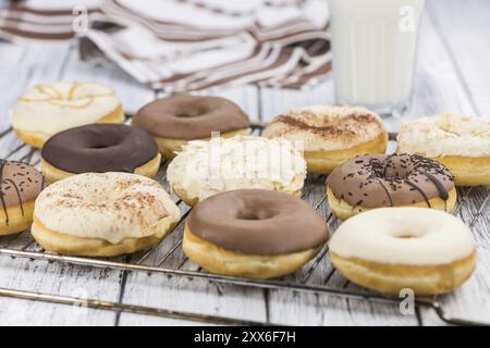 Teil einiger Donuts als detaillierte Nahaufnahme (frisch gemacht, selektiver Fokus) Stockfoto