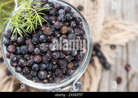 Getrocknete Wacholderbeeren auf hölzernen Hintergrund (close-up erschossen) Stockfoto