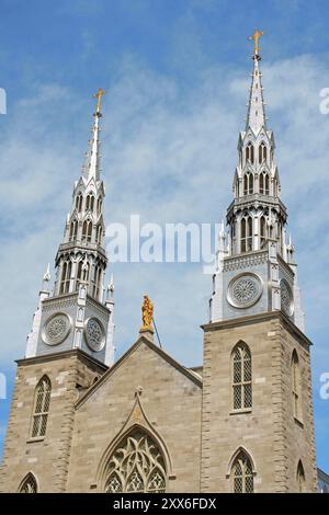 Die Fassade der Kathedrale Notre Dame in Ottawa mit ihren zwei silbernen Türmen. Die neogotische Basilika ist die älteste Kirche in Ottawa und Sitz Stockfoto