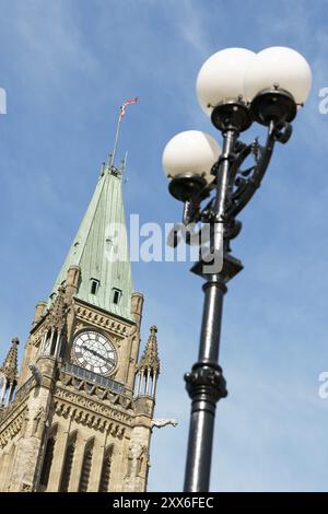 Detail des Uhrenturms des Parlaments von Kanada in der Innenstadt von Ottawa. Selektiver Fokus auf das Gebäude Stockfoto