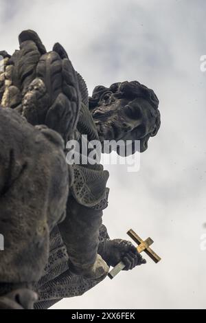 Statue von Prags berühmter Karlsbrücke Stockfoto