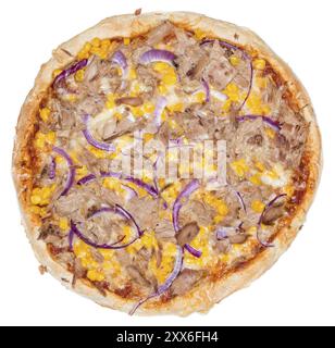 Frischer Thunfisch Pizza gemacht mit Mais und roten Zwiebeln isoliert auf weißem Zeitmessung Stockfoto