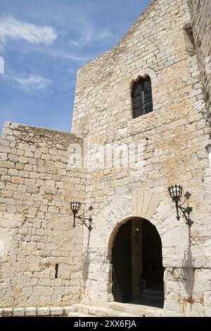 Blick auf den Innenhof des Palastes von Papst Luna in Peniscola, Provinz Valencia, Spanien. In dieser Burg lebte der letzte Papst nach der westlichen Spaltung Stockfoto