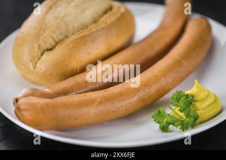 Würstchen (Frankfurter) auf einer Vintage-Schieferplatte (Nahaufnahme, selektiver Fokus) Stockfoto