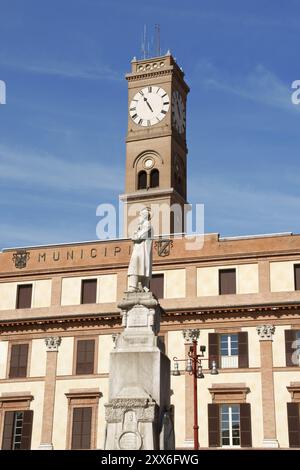 Detail des Rathauses in Forli (Forum Livii), des Bürgerturms im Hintergrund und der Statue von Aurelio Saffi im Vordergrund. Dieser Palast Stockfoto