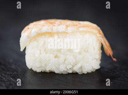Etwas frisch zubereitetes Sushi (detaillierte Nahaufnahme, selektiver Fokus) Stockfoto