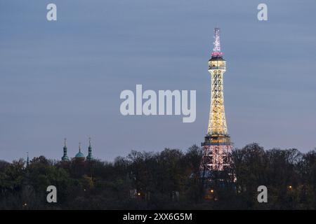 Aussichtsturm auf dem Petrin Hügel in der Abenddämmerung mit der Nachtbeleuchtung Stockfoto