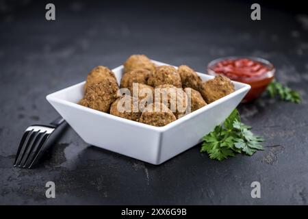 Teil des frischen, hausgemachten frikadellen auf einem Schiefer Tafel (selektive Fokus) Stockfoto